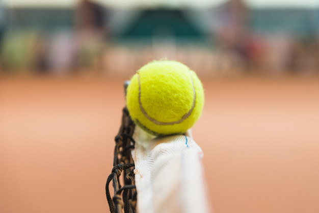 Dettaglio della pallina da tennis sulla rete | Foto Gratis